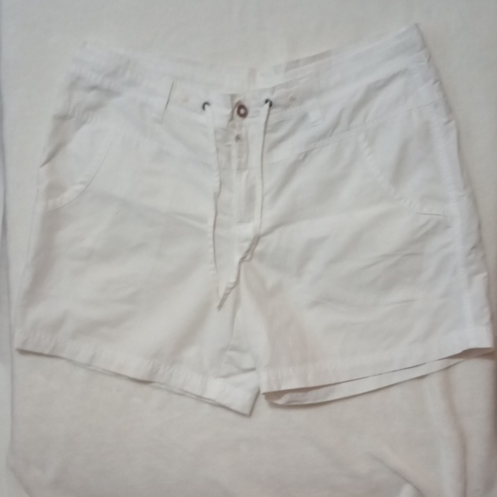 Columbia White Bermuda Shorts with Lightweight Fabric